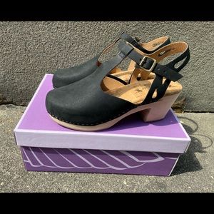Novacas Nico T-Strap Clog Black vegan Suede wood